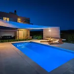 In Mit Beheiztem Pool By Interhome Casa de Férias Dugopolje