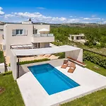 In Mit Beheiztem Pool By Interhome Dugopolje