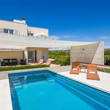 In Mit Beheiztem Pool By Interhome * Dugopolje