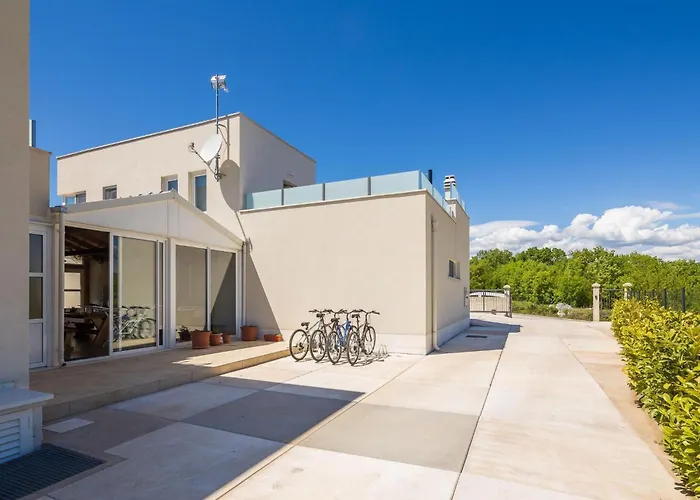 Ferienhaus In Mit Beheiztem Pool By Interhome Dugopolje