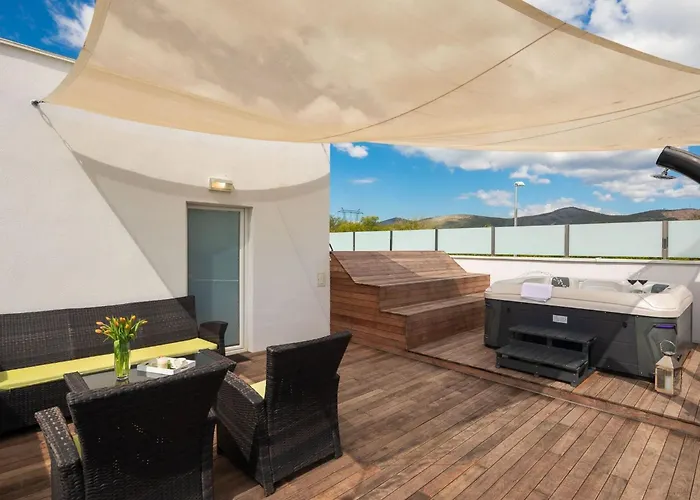 In Mit Beheiztem Pool By Interhome