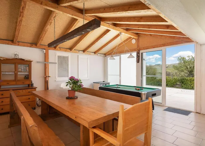 In Mit Beheiztem Pool By Interhome Dugopolje